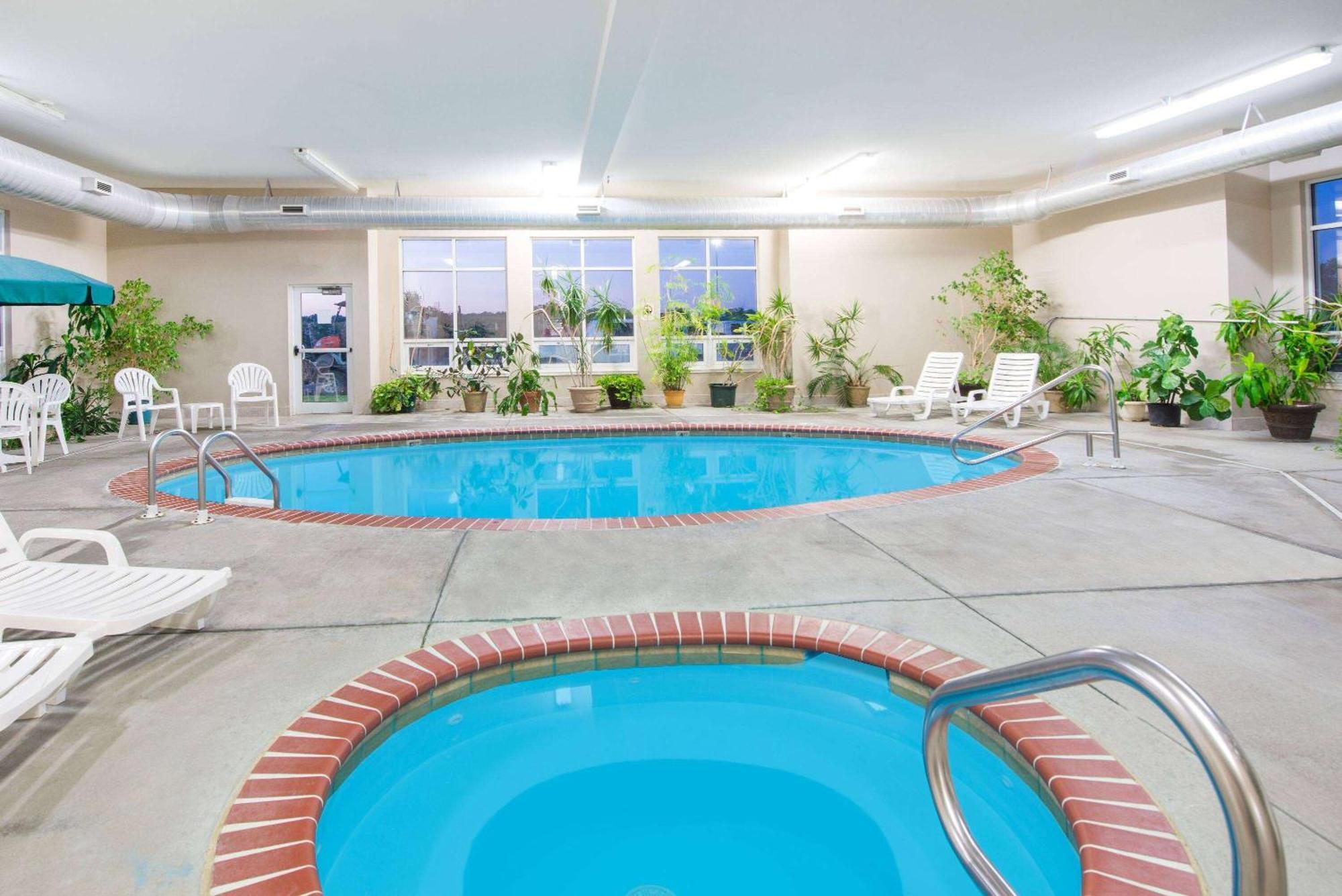 Super 8 By Wyndham Iola Ks Ξενοδοχείο Εξωτερικό φωτογραφία